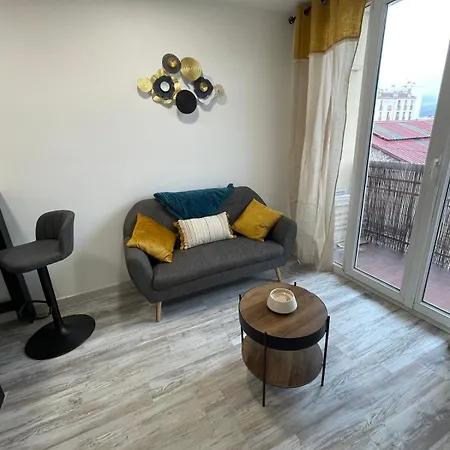 Air-conditioned In Apartment *